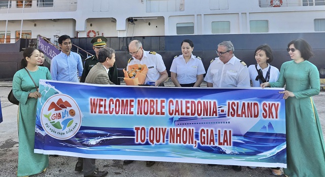 &Ocirc;ng Nguyễn Văn &Yacute; (thứ 6 từ phải qua) tặng hoa Trưởng đo&agrave;n t&agrave;u NOBLE CALEDONIA &ndash; ISLAND SKY. Ảnh: VH