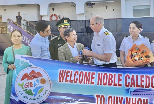 Trưởng đo&agrave;n t&agrave;u NOBLE CALEDONIA &ndash; ISLAND SKY (thứ 3 từ phải qua) tặng qu&agrave; &ocirc;ng Nguyễn Văn &Yacute;. Ảnh: VH