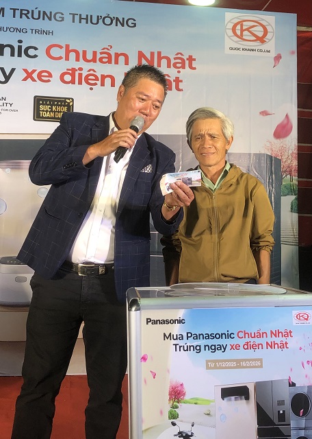 Đại diện kh&aacute;ch h&agrave;ng tham gia bốc thăm may mắn