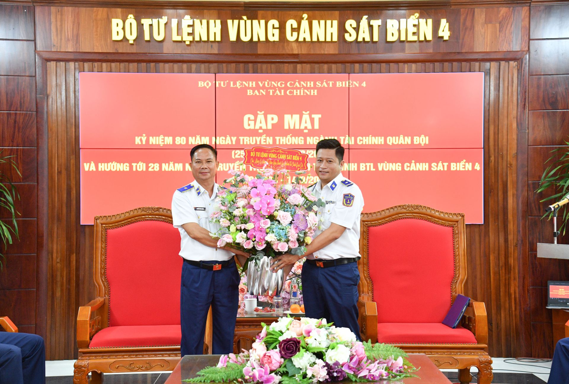 Thiếu tướng Nguyễn Văn Dũng - B&iacute; thư Đảng ủy, Ch&iacute;nh ủy Bộ Tư lệnh V&ugrave;ng Cảnh s&aacute;t biển 4 tặng hoa ch&uacute;c mừng Ng&agrave;nh T&agrave;i ch&iacute;nh