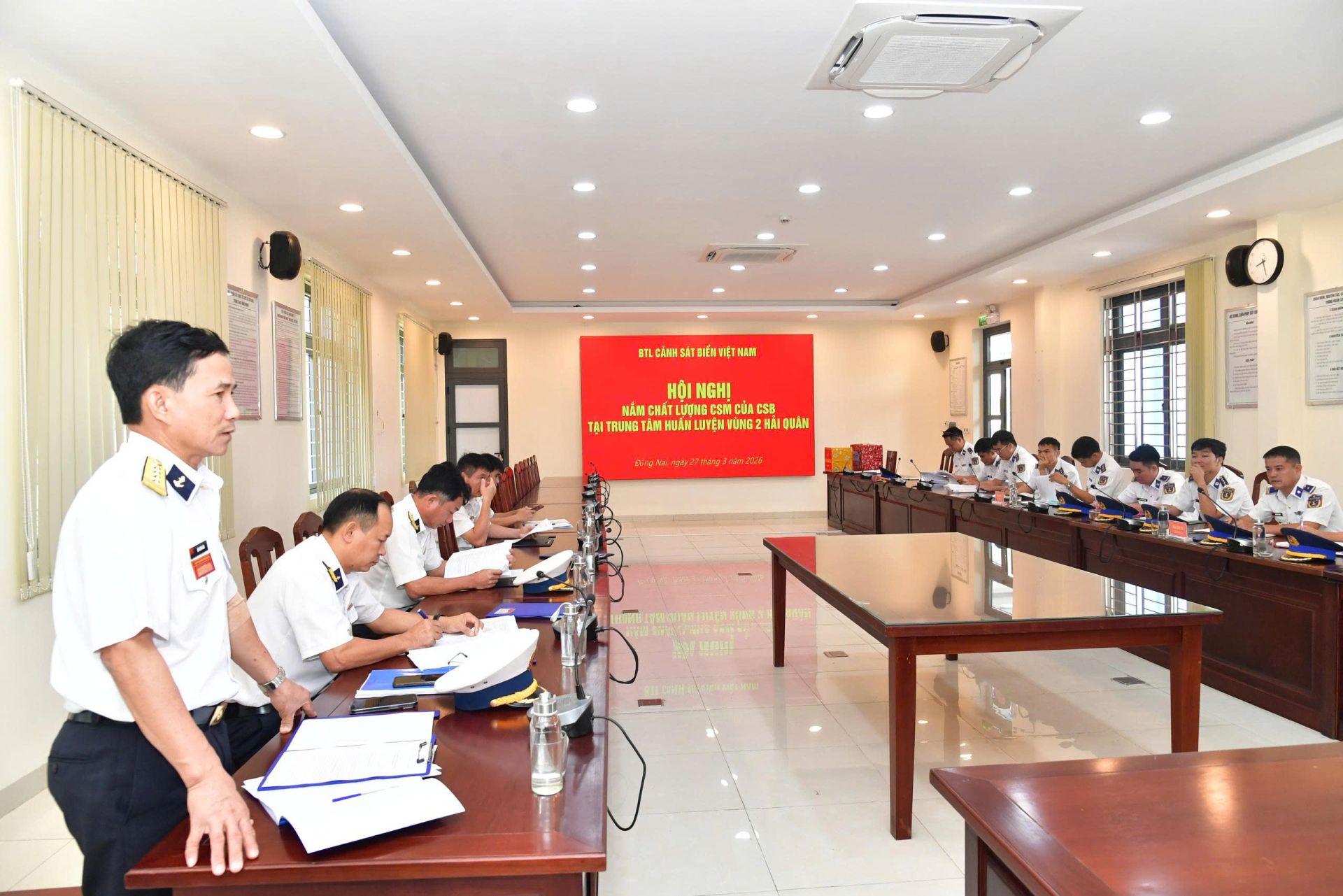 Đại t&aacute; Đậu Đ&igrave;nh D&acirc;n - Chỉ huy trưởng Trung t&acirc;m huấn luyện V&ugrave;ng 2 Hải qu&acirc;n b&aacute;o c&aacute;o t&igrave;nh h&igrave;nh chiến sĩ mới với Đo&agrave;n c&ocirc;ng t&aacute;c Bộ Tư lệnh V&ugrave;ng Cảnh s&aacute;t biển 4