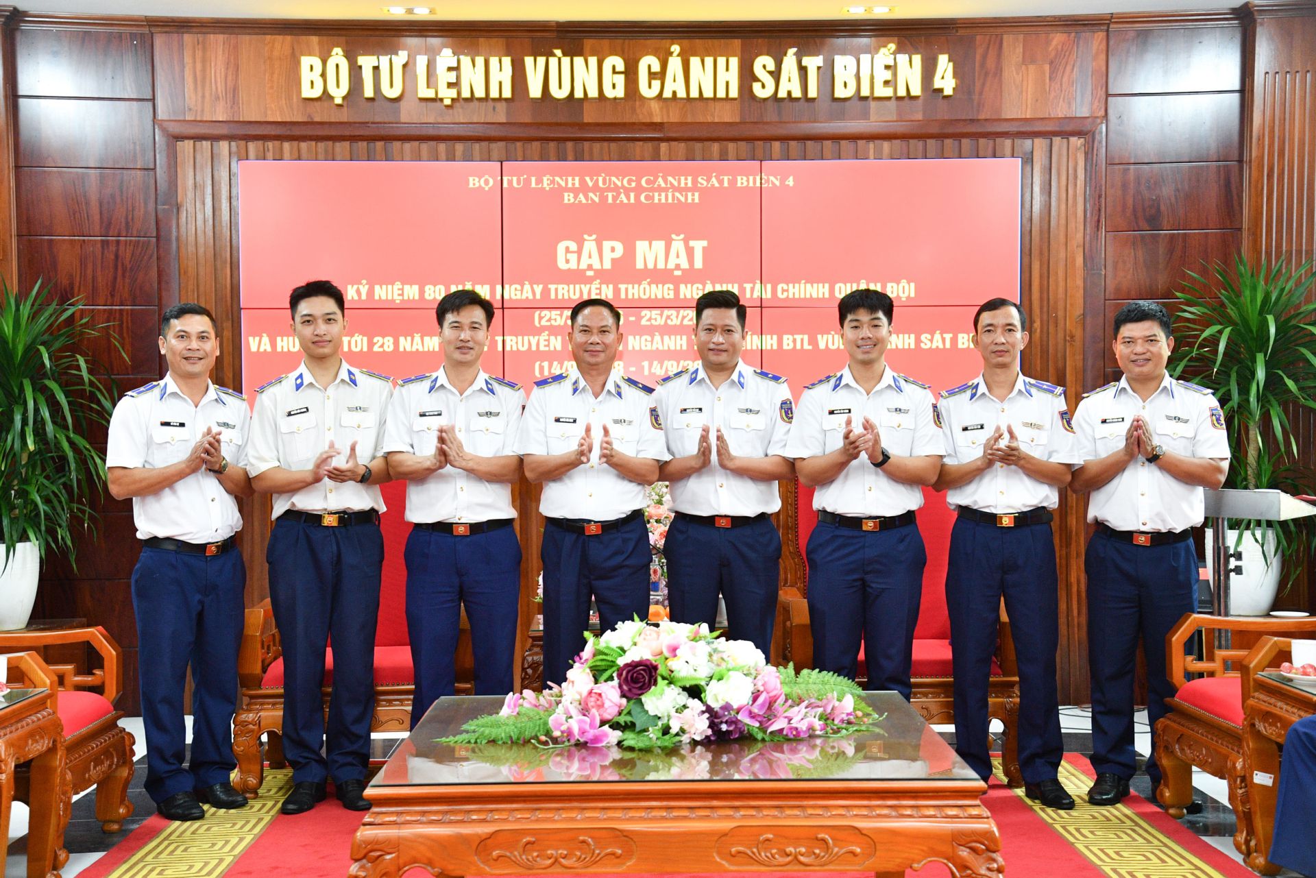 Thiếu tướng Nguyễn Văn Dũng - B&iacute; thư Đảng ủy, Ch&iacute;nh ủy Bộ Tư lệnh V&ugrave;ng Cảnh s&aacute;t biển 4 chụp ảnh c&ugrave;ng c&aacute;n bộ, nh&acirc;n vi&ecirc;n Ng&agrave;nh T&agrave;i ch&iacute;nh Bộ Tư lệnh V&ugrave;ng