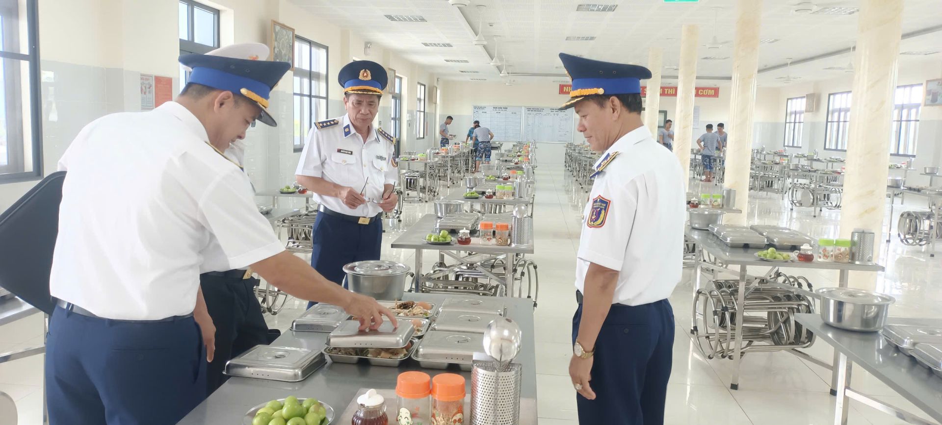 Đo&agrave;n c&ocirc;ng t&aacute;c Bộ Tư lệnh V&ugrave;ng Cảnh s&aacute;t biển 4 kiểm tra nơi ăn ở, sinh hoạt của chiến sĩ mới tại Trung t&acirc;m Huấn luyện V&ugrave;ng 2 Hải qu&acirc;n.