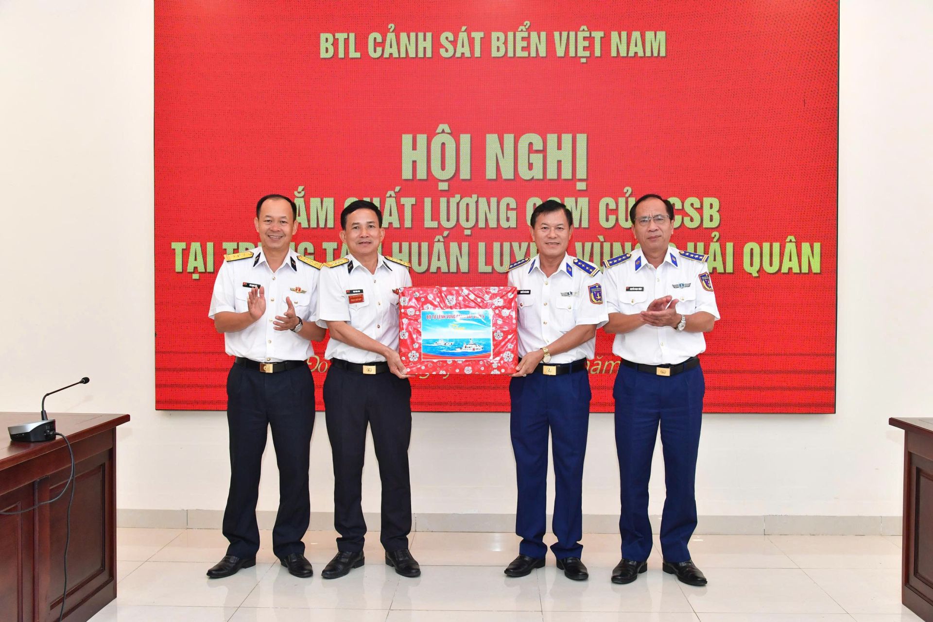 Đại t&aacute; Nguyễn Th&aacute;i Dương - Ph&oacute; Ch&iacute;nh ủy Bộ Tư lệnh V&ugrave;ng Cảnh s&aacute;t biển 4 tặng qu&agrave; của Bộ Tư lệnh V&ugrave;ng Cảnh s&aacute;t biển 4 cho chỉ huy Trung t&acirc;m Huấn luyện V&ugrave;ng 2 Hải qu&acirc;n v&agrave; c&aacute;c Tiểu đo&agrave;n huấn luyện.