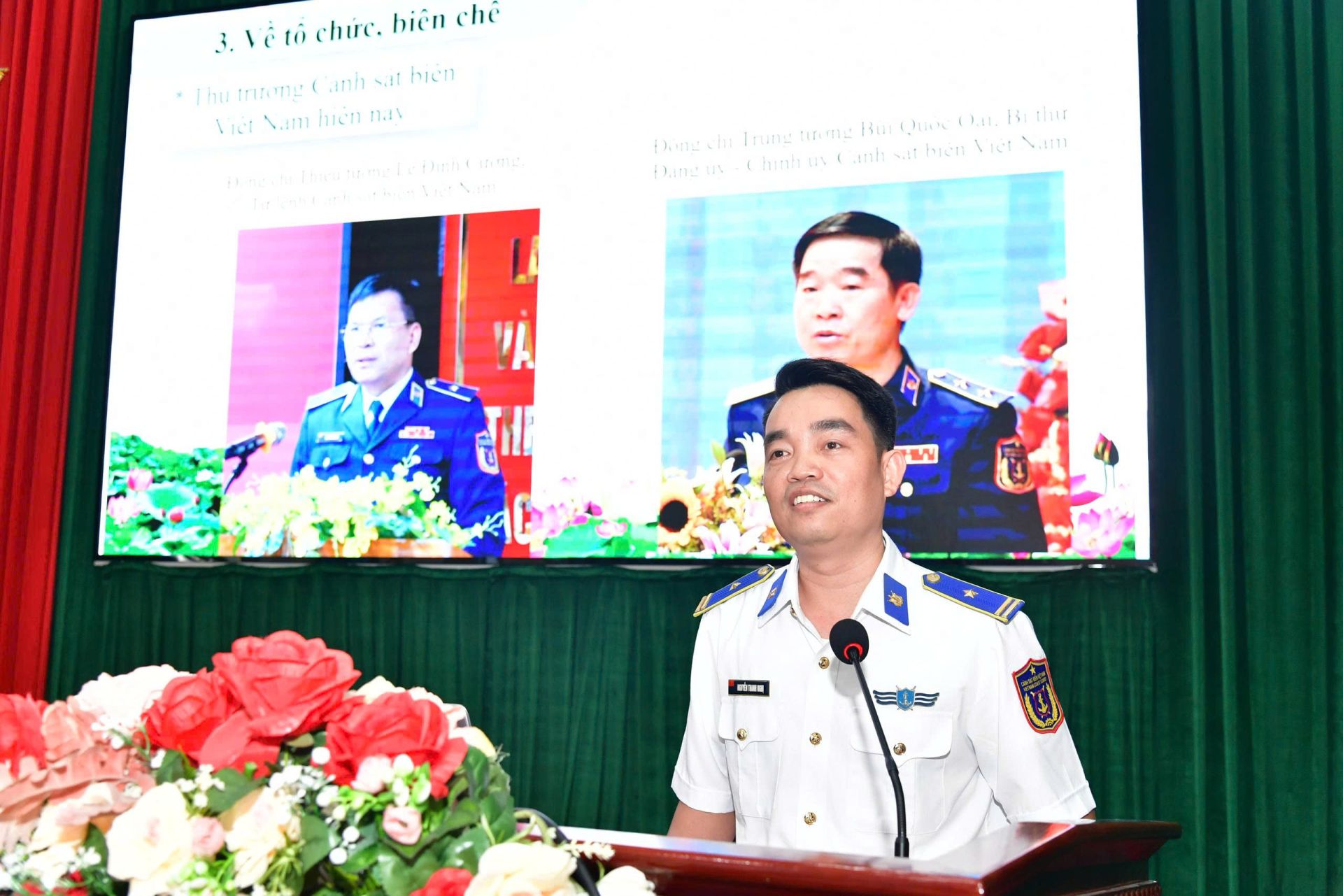 Thiếu t&aacute; Nguyễn Thanh Nghị - Trưởng ban Tuy&ecirc;n huấn, Ph&ograve;ng Ch&iacute;nh trị, Bộ Tư lệnh V&ugrave;ng Cảnh s&aacute;t biển 4 giới thiệu truyền thống Lực lượng Cảnh s&aacute;t biển Việt Nam, đơn vị cho chiến sĩ mới.