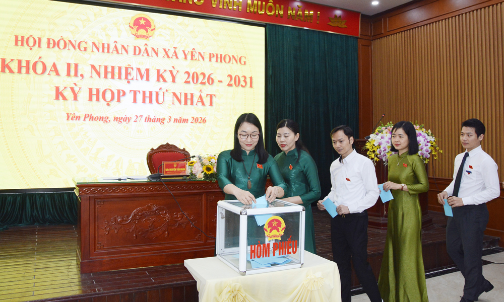 C&aacute;c đại biểu tham gia bầu chức danh Chủ tịch HĐND x&atilde; Y&ecirc;n Phong kh&oacute;a II, nhiệm kỳ 2026-2031.