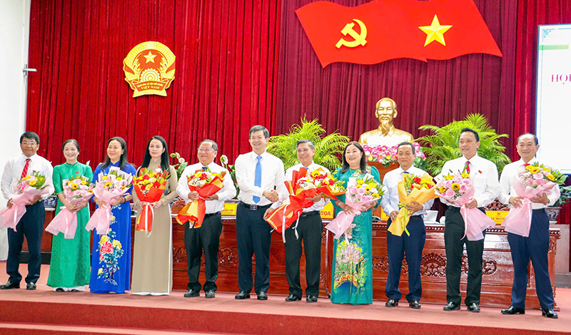 B&iacute; thư Th&agrave;nh ủy Cần Thơ L&ecirc; Quang T&ugrave;ng tặng hoa ch&uacute;c mừng c&aacute;c đại biểu vừa được bầu