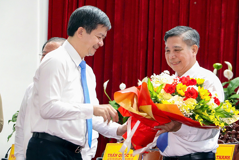 B&iacute; thư Th&agrave;nh ủy Cần Thơ L&ecirc; Quang T&ugrave;ng ch&uacute;c mừng &ocirc;ng Đồng Văn Thanh tiếp tục được bầu giữ chức Chủ tịch HĐND TP. Cần Thơ