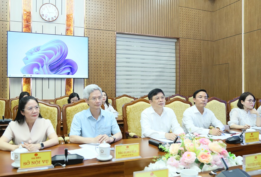 Trưởng đoàn đại biểu Quốc hội khoá XV tỉnh, Giám đốc Sở Nội vụ Đào Hồng Vận phát biểu thảo luận tại buổi làm việc. Trưởng đoàn đại biểu Quốc hội khoá XV tỉnh, Giám đốc Sở Nội vụ Đào Hồng Vận phát biểu thảo luận tại buổi làm việc.