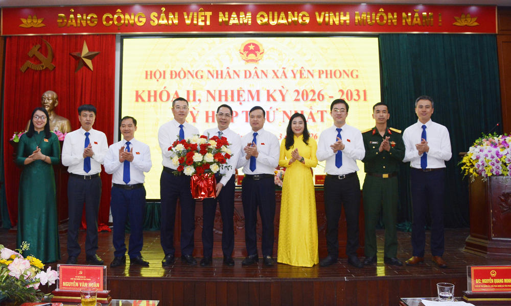 C&aacute;c đại biểu x&atilde; Y&ecirc;n Phong ch&uacute;c mừng c&aacute;c đồng ch&iacute; được bầu giữ chức Chủ tịch, c&aacute;c Ph&oacute; Chủ tịch v&agrave; Ủy vi&ecirc;n UBND x&atilde; Y&ecirc;n Phong kh&oacute;a II, nhiệm kỳ 2026-2031.
