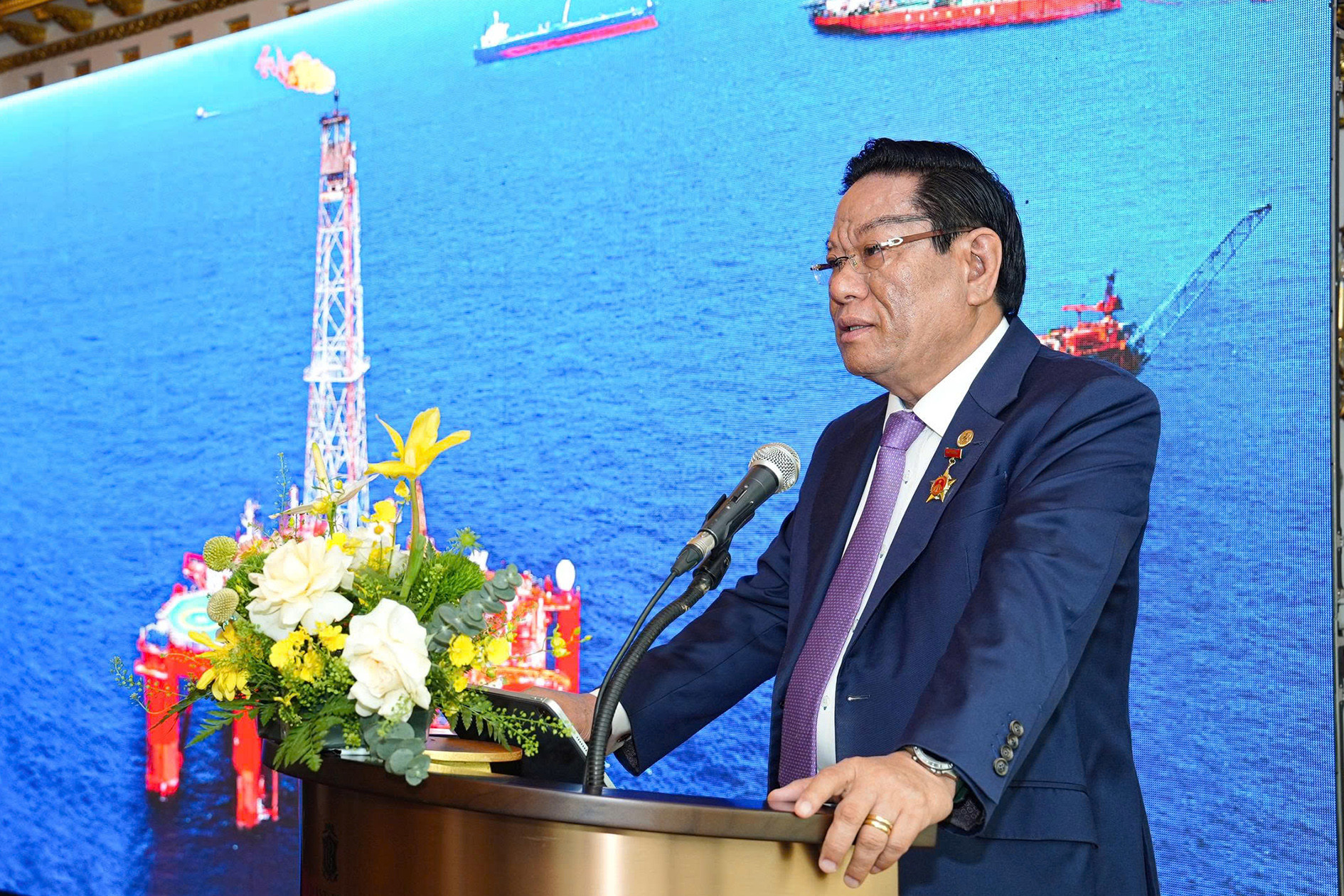 &Ocirc;ng Ng&ocirc; Hữu Hải, Ph&oacute; Chủ tịch Hội Dầu kh&iacute; TPHCM, thay mặt nh&oacute;m t&aacute;c giả l&agrave;m r&otilde; gi&aacute; trị cốt lỗi của c&ocirc;ng tr&igrave;nh mỏ Đại H&ugrave;ng