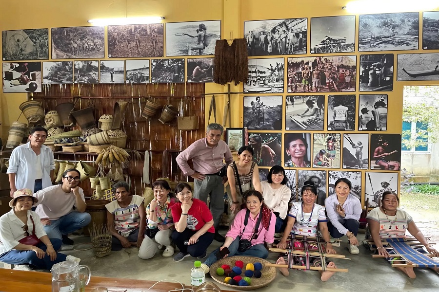 Du khách trải nghiệm mô hình du lịch cộng đồng ở Làng văn hóa Tà Lài vùng đệm Vương Quốc gia Cát Tiên. Ảnh tư liệu Du khách trải nghiệm mô hình du lịch cộng đồng ở Làng văn hóa Tà Lài vùng đệm Vương Quốc gia Cát Tiên. Ảnh tư liệu