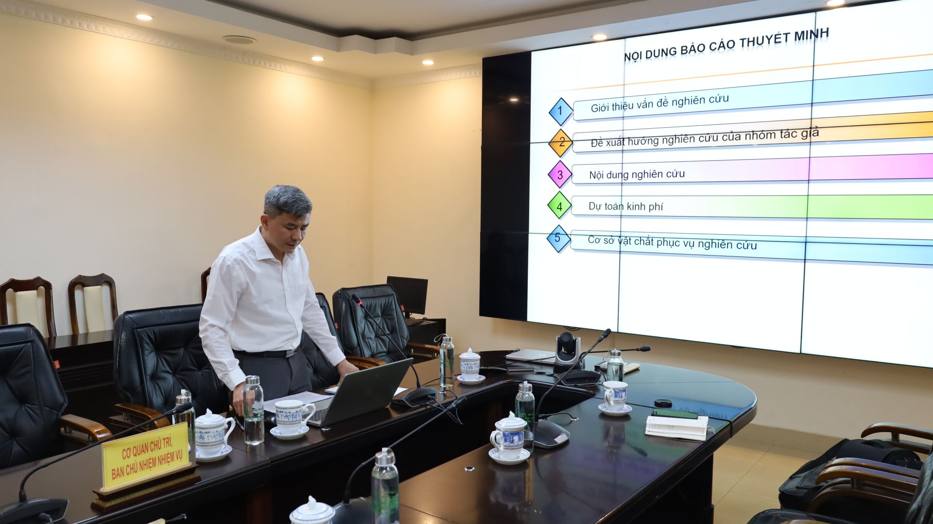 Ban chủ nhiệm đề t&agrave;i tr&igrave;nh b&agrave;y tại Hội nghị.