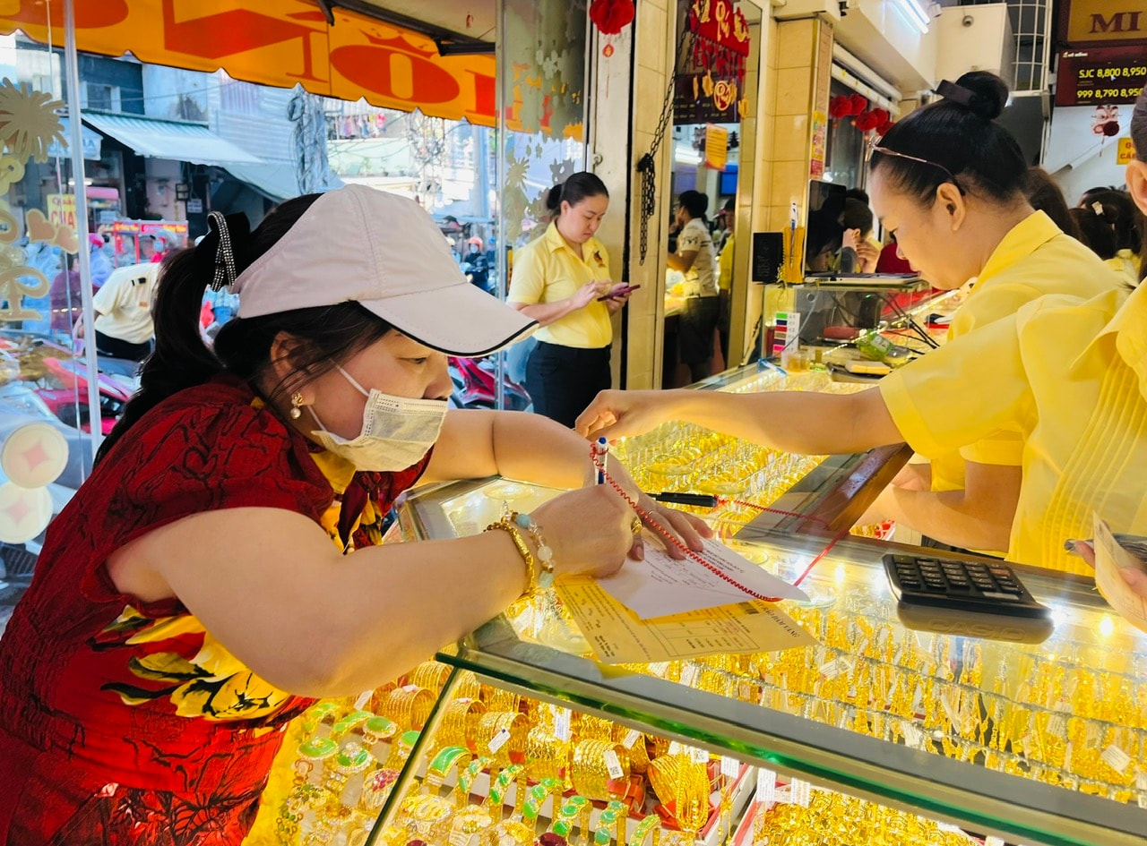 Giá vàng bật tăng trở lại, chuyên gia cảnh báo rủi ro “đu đỉnh”