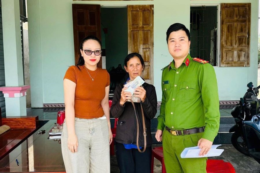 Cụ bà ở Hà Tĩnh nhặt được 30 triệu đồng, tìm người trả lại