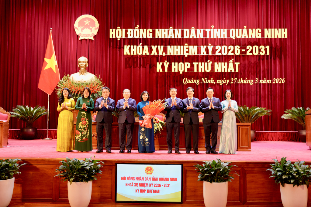 Thường trực Tỉnh ủy Quảng Ninh tặng hoa ch&uacute;c mừng Chủ tịch HĐND tỉnh, Ph&oacute; Chủ tịch HĐND tỉnh, Trưởng c&aacute;c Ban HĐND tỉnh kh&oacute;a XV, nhiệm kỳ 2026-2031