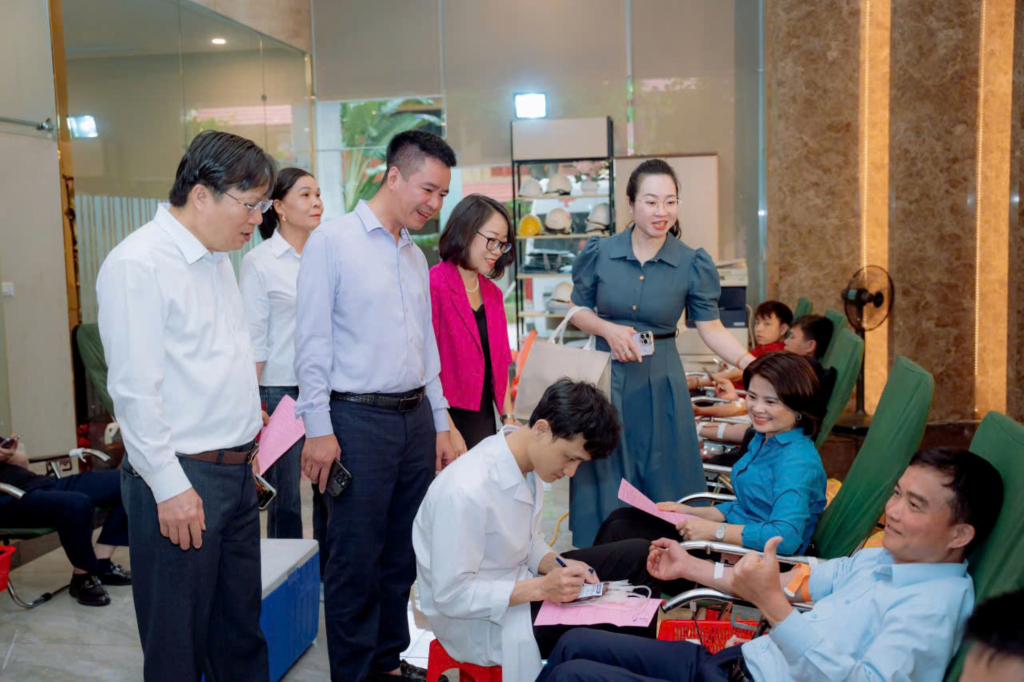 Lãnh đạo phường Bãi Cháy và Bim Group hỏi thăm, động viên người hiến máu Lãnh đạo phường Bãi Cháy và Bim Group hỏi thăm, động viên người hiến máu