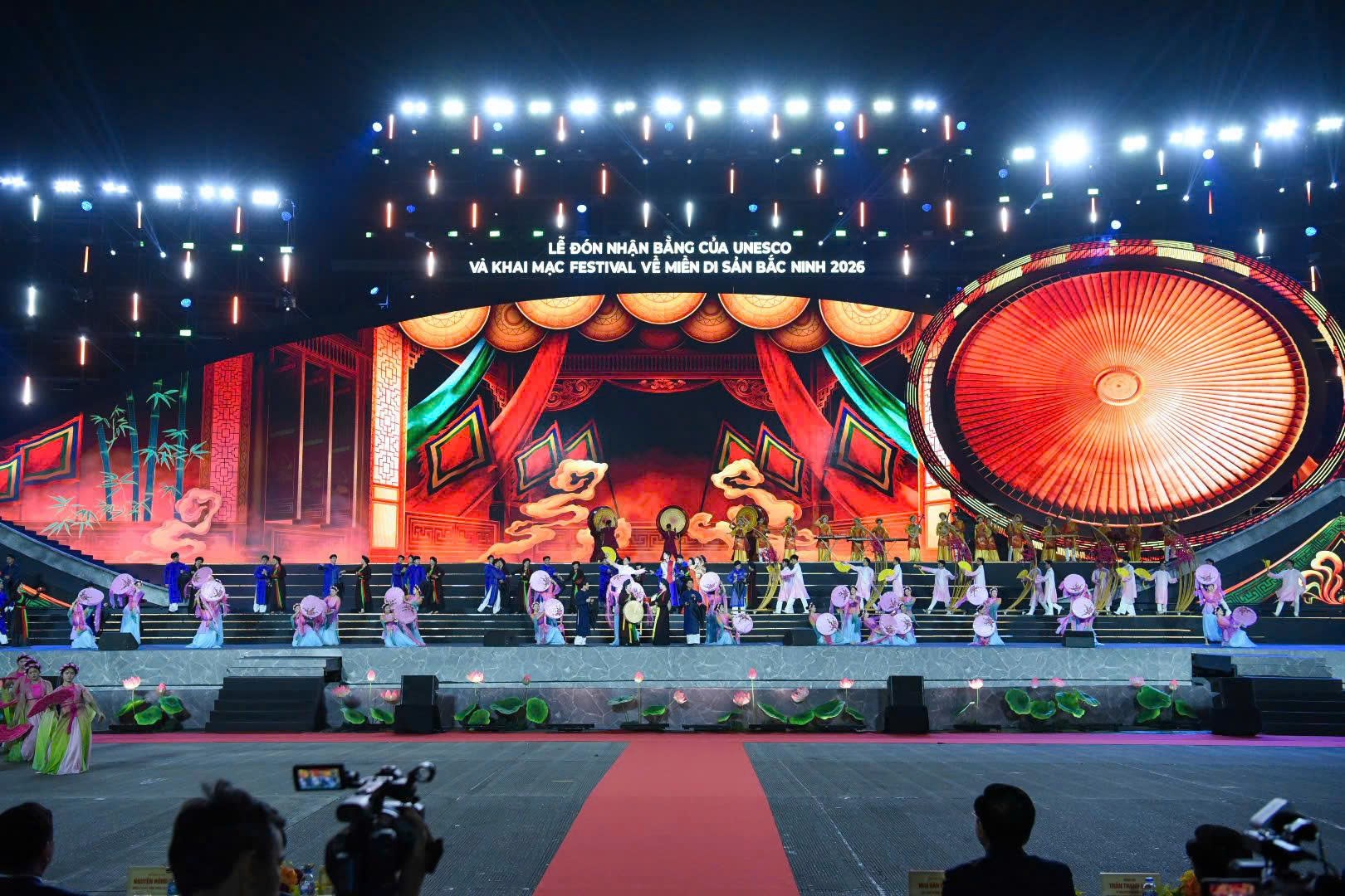 chương trình là sự kết hợp hài hòa giữa nghệ thuật truyền thống và công nghệ trình diễn hiện đại chương trình là sự kết hợp hài hòa giữa nghệ thuật truyền thống và công nghệ trình diễn hiện đại