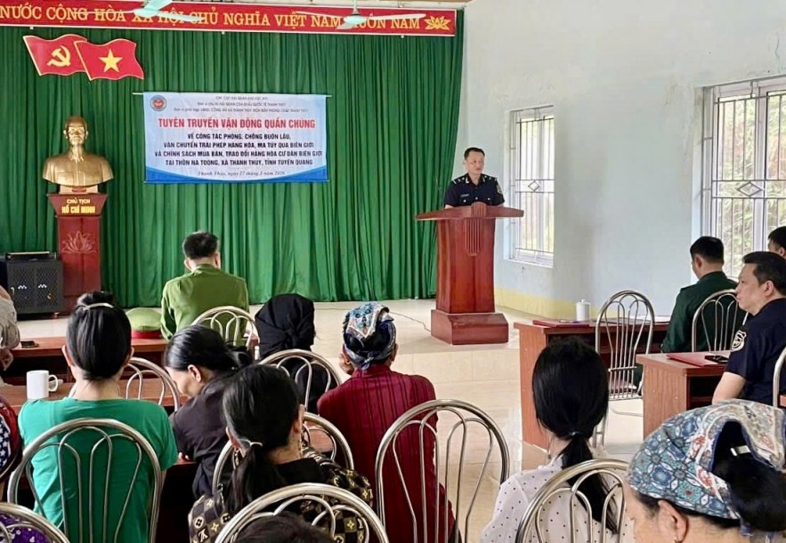 C&ocirc;ng chức Hải quan Cửa khẩu quốc tế Thanh Thủy tuy&ecirc;n truyền c&aacute;c quy định về ph&ograve;ng, chống bu&ocirc;n lậu đến người d&acirc;n. Ảnh: KT