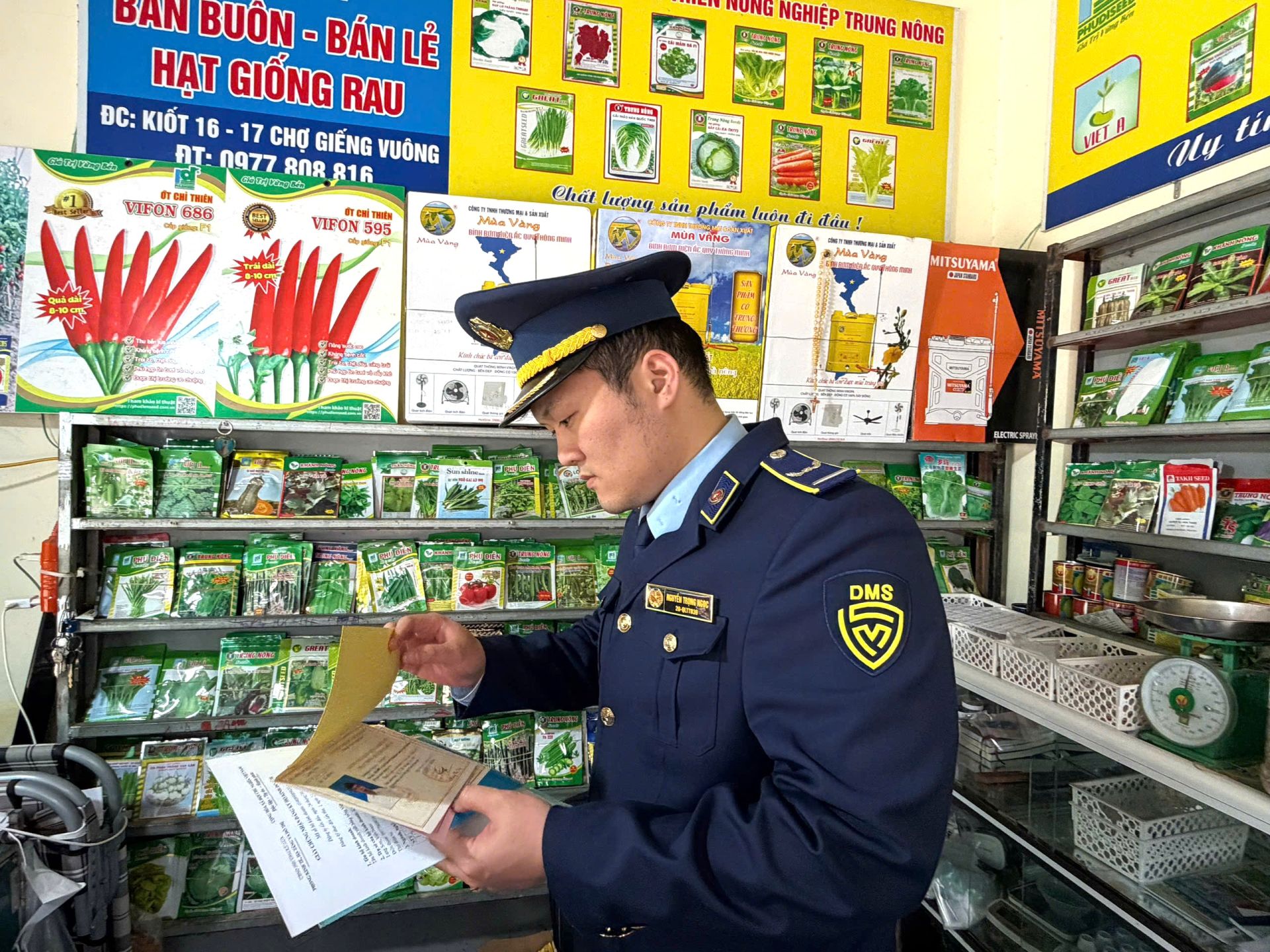 Đội Quản lý thị trường số 1 Lạng Sơn kiểm tra cơ sở kinh doanh vật tư nông nghiệp trên địa bàn quản lý. Đội Quản lý thị trường số 1 Lạng Sơn kiểm tra cơ sở kinh doanh vật tư nông nghiệp trên địa bàn quản lý.