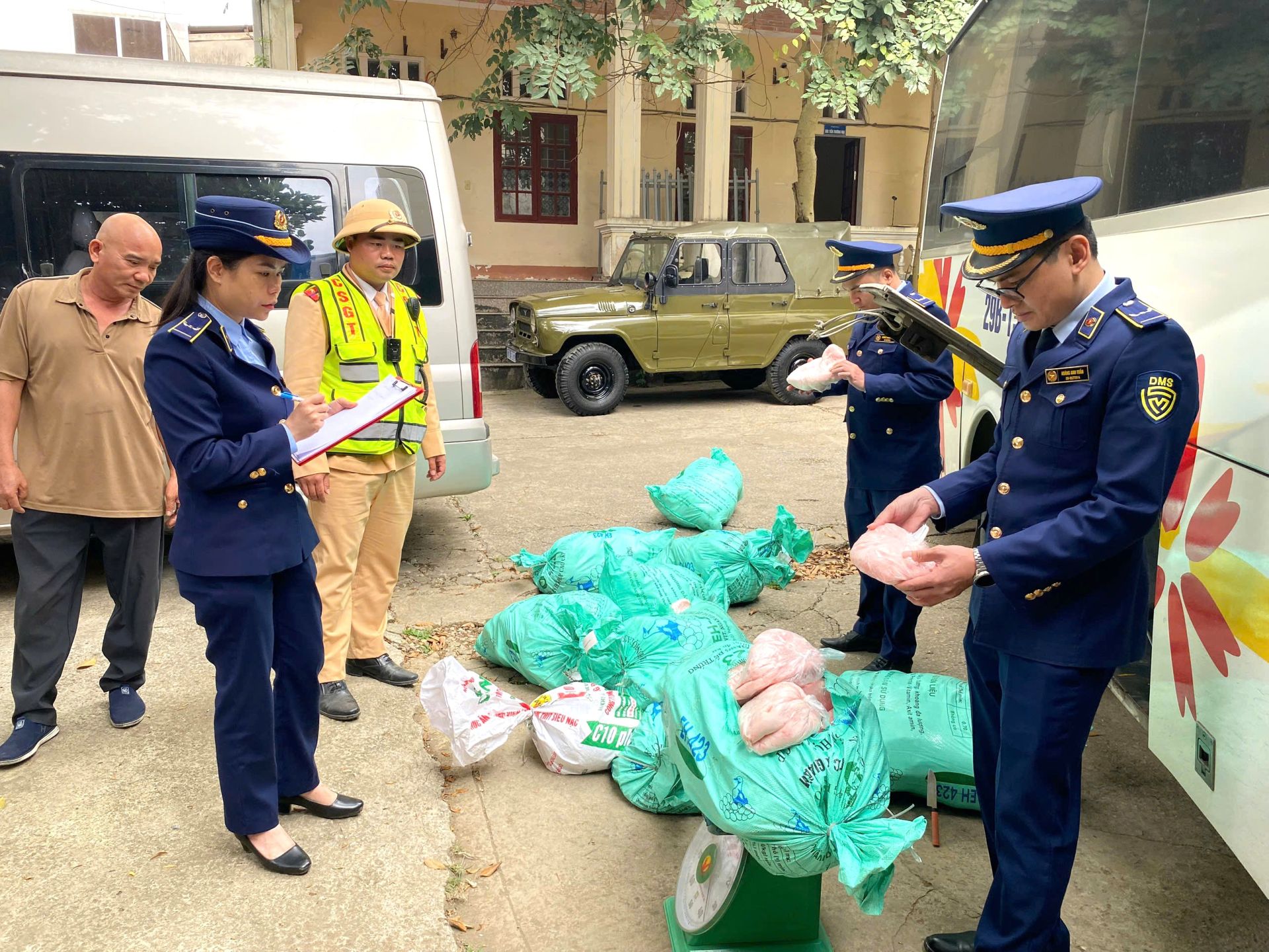 Lực lượng chức năng Lạng Sơn kiểm tra, tạm giữ lô hàng hóa thực phẩm vi phạm Lực lượng chức năng Lạng Sơn kiểm tra, tạm giữ lô hàng hóa thực phẩm vi phạm