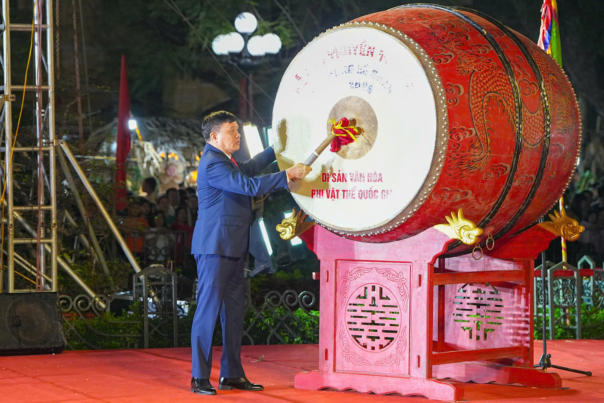 Đồng chí Đặng Đông Anh, Bí thư Đảng ủy, Chủ tịch HĐND phường Lê Chân đánh trống khai mạc Lễ hội. Đồng chí Đặng Đông Anh, Bí thư Đảng ủy, Chủ tịch HĐND phường Lê Chân đánh trống khai mạc Lễ hội.