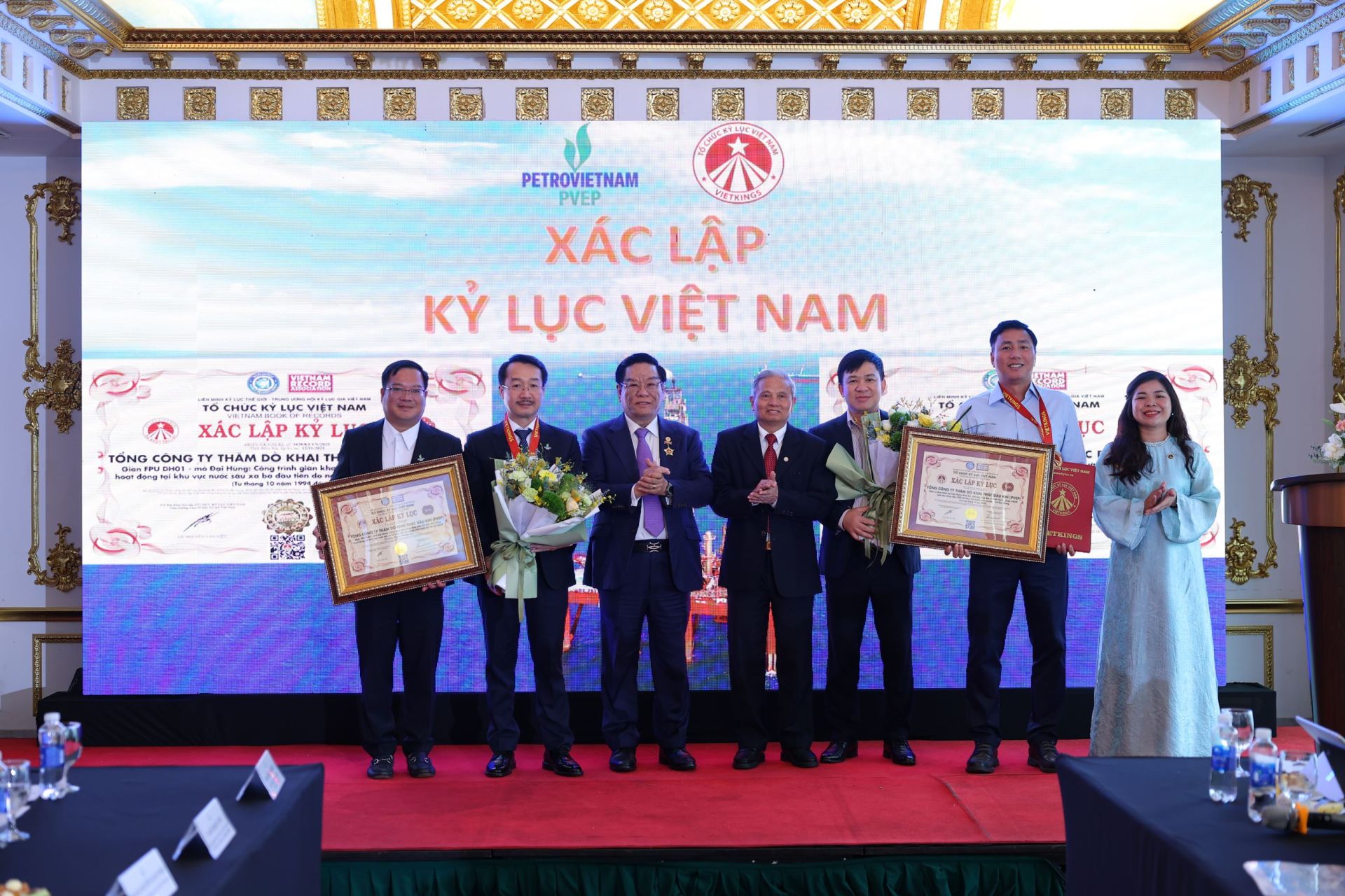 Đại diện l&atilde;nh đạo Tổng C&ocirc;ng ty Thăm d&ograve; v&agrave; Khai th&aacute;c Dầu kh&iacute; (PVEP) đ&oacute;n nhận Kỷ lục