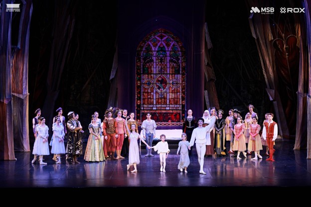 Với sự đồng hành của ROX Group, chuỗi ba đêm diễn ballet Nga không chỉ mang đến những trải nghiệm nghệ thuật đỉnh cao mà còn góp phần nuôi dưỡng thói quen thưởng lãm của công chúng, khơi mở khát vọng sáng tạo của nghệ thuật hàn lâm Việt Nam. Việc tiếp sức cho các giá trị kinh điển tìm đến lớp khán giả mới cũng là một dấu ấn tinh tế trong hành trình 30 năm kiến tạo - vươn xa của Tập đoàn để nâng tầm chất sống, gu thẩm mỹ và bồi đắp những trải nghiệm văn hóa đô thị mới. Với sự đồng hành của ROX Group, chuỗi ba đêm diễn ballet Nga không chỉ mang đến những trải nghiệm nghệ thuật đỉnh cao mà còn góp phần nuôi dưỡng thói quen thưởng lãm của công chúng, khơi mở khát vọng sáng tạo của nghệ thuật hàn lâm Việt Nam. Việc tiếp sức cho các giá trị kinh điển tìm đến lớp khán giả mới cũng là một dấu ấn tinh tế trong hành trình 30 năm kiến tạo - vươn xa của Tập đoàn để nâng tầm chất sống, gu thẩm mỹ và bồi đắp những trải nghiệm văn hóa đô thị mới.