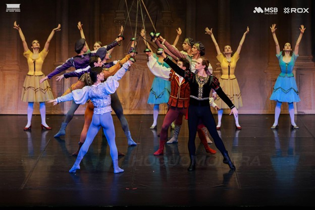 Vượt ra khỏi những trang viết bất hủ của đại thi hào William Shakespeare, câu chuyện tình yêu của Romeo và Juliet đã được chuyển tải qua nhiều loại hình nghệ thuật. Trên sân khấu Nhà hát Hồ Gươm, Russian State Ballet (Moscow) mang đến một phiên bản sống động được kể bằng ngôn ngữ hình thể tinh tế của ballet hòa quyện cùng âm nhạc giàu kịch tính của Sergei Prokofiev, tạo nên những trải nghiệm giàu cảm xúc và ám ảnh. Vượt ra khỏi những trang viết bất hủ của đại thi hào William Shakespeare, câu chuyện tình yêu của Romeo và Juliet đã được chuyển tải qua nhiều loại hình nghệ thuật. Trên sân khấu Nhà hát Hồ Gươm, Russian State Ballet (Moscow) mang đến một phiên bản sống động được kể bằng ngôn ngữ hình thể tinh tế của ballet hòa quyện cùng âm nhạc giàu kịch tính của Sergei Prokofiev, tạo nên những trải nghiệm giàu cảm xúc và ám ảnh.