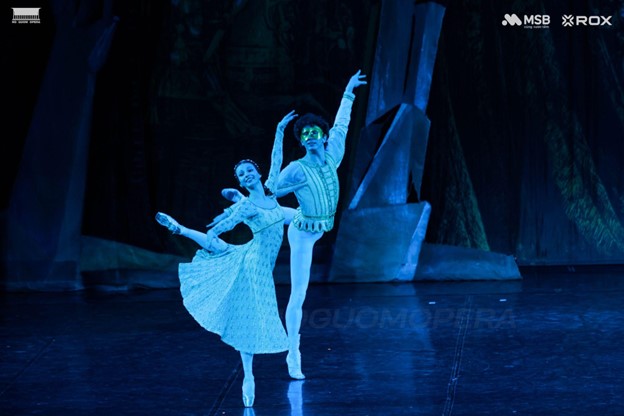 Mstislav Arefiev (vai Romeo) và Alla Valieva (vai Juliet) - hai nghệ sĩ tài năng của ballet Nga với nhiều thành công ấn tượng đã mang đến những màn biểu diễn giàu xúc cảm, trong đó có màn múa đôi cùng động tác múa trên mũi giày mãn nhãn. Mstislav Arefiev (vai Romeo) và Alla Valieva (vai Juliet) - hai nghệ sĩ tài năng của ballet Nga với nhiều thành công ấn tượng đã mang đến những màn biểu diễn giàu xúc cảm, trong đó có màn múa đôi cùng động tác múa trên mũi giày mãn nhãn.