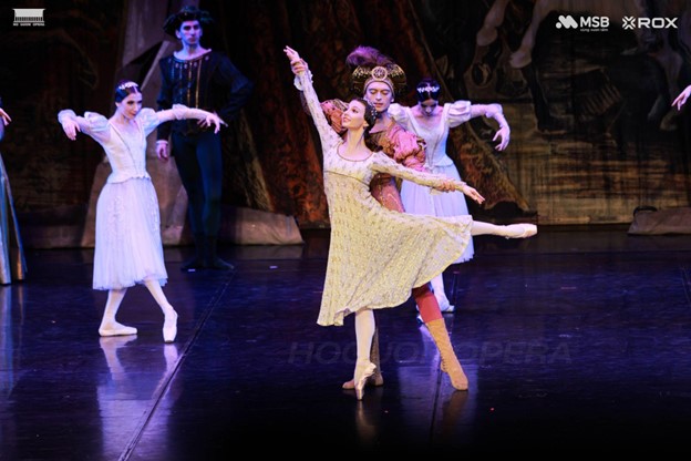 Các màn múa đôi (pas de deux) được thể hiện với kỹ thuật điêu luyện và sự phối hợp ăn ý giữa các nghệ sĩ, mở ra các cao trào cảm xúc là điểm nhấn của vở diễn. Các màn múa đôi (pas de deux) được thể hiện với kỹ thuật điêu luyện và sự phối hợp ăn ý giữa các nghệ sĩ, mở ra các cao trào cảm xúc là điểm nhấn của vở diễn.