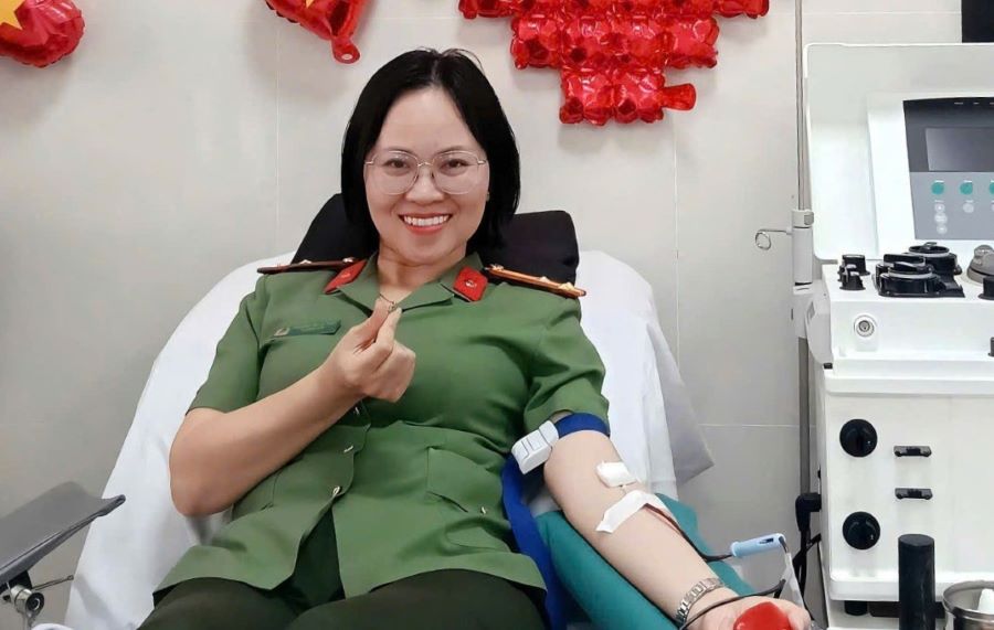 Thượng t&aacute; Trương Thị Lệ Thủy tham gia hiến m&aacute;u cứu người