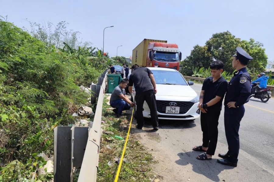 Lực lượng chức năng tiến h&agrave;nh kh&aacute;m x&eacute;t phương tiện, l&agrave;m r&otilde; h&agrave;nh vi vận chuyển ma t&uacute;y