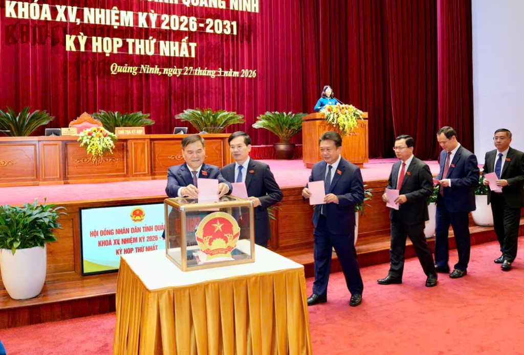 C&aacute;c đại biểu bỏ phiếu bầu Chủ tịch UBND tỉnh kho&aacute; XV, nhiệm kỳ 2026-2031