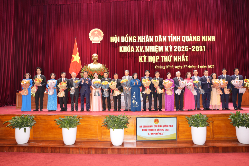 Thường trực HĐND tỉnh Quảng Ninh tặng hoa ch&uacute;c mừng c&aacute;c đồng ch&iacute; Hội thẩm nh&acirc;n d&acirc;n T&ograve;a &aacute;n nh&acirc;n d&acirc;n tỉnh nhiệm kỳ 2026-2031