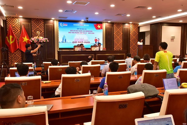 Quang cảnh buổi gặp gỡ b&aacute;o ch&iacute;