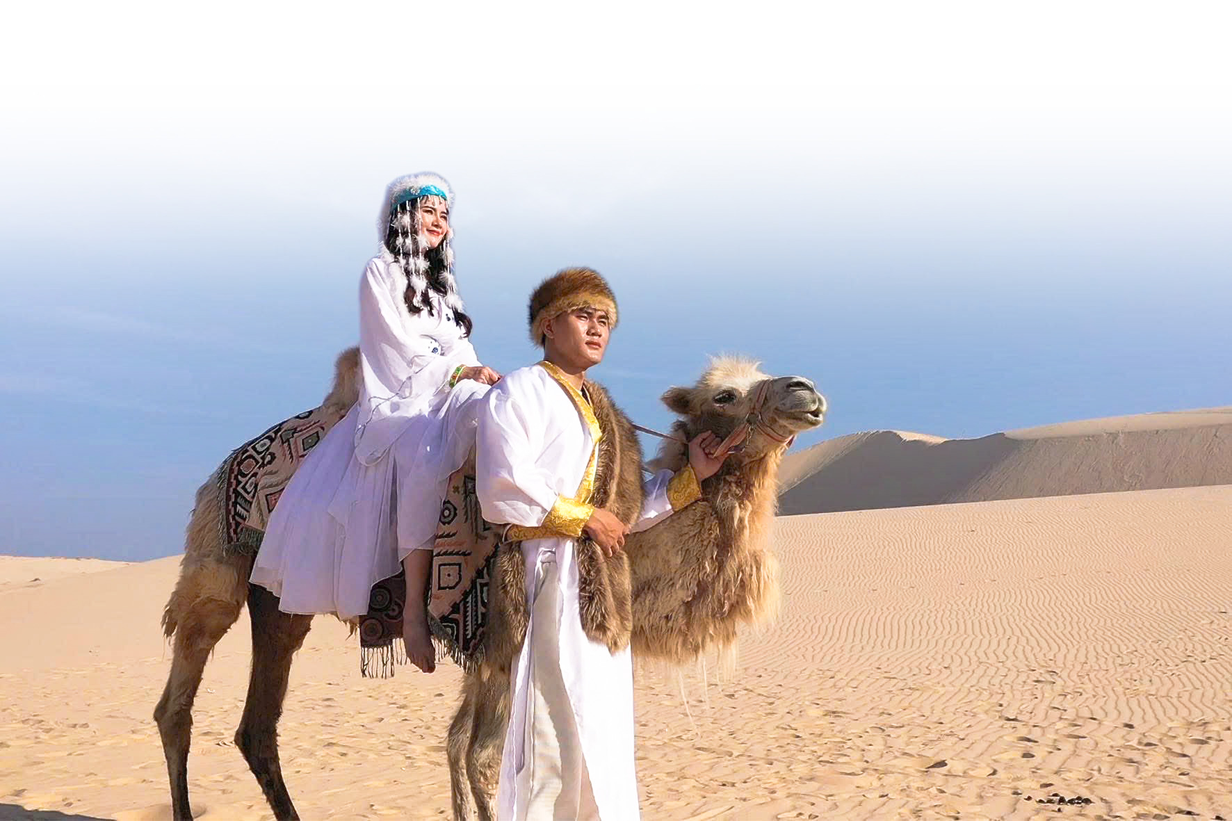 Trải nghiệm cưỡi lạc đà tại đồi cát Bàu Trắng, xã Hòa Thắng Trải nghiệm cưỡi lạc đà tại đồi cát Bàu Trắng, xã Hòa Thắng