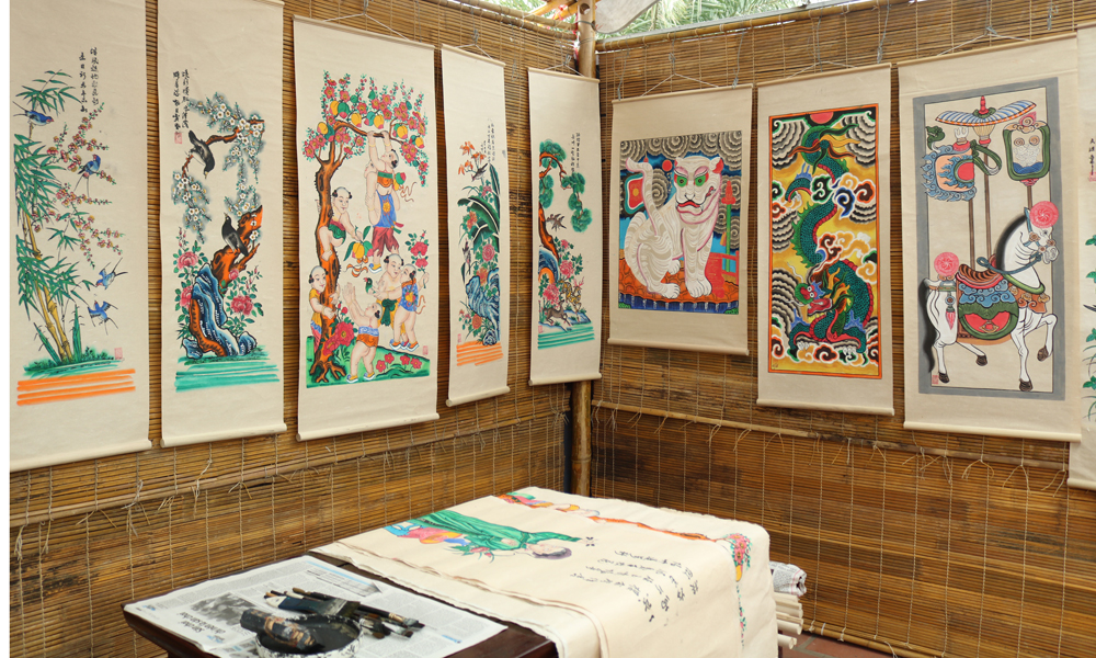 Kh&ocirc;ng gian trưng b&agrave;y giới thiệu tranh d&acirc;n gian H&agrave;ng Trống tại triển l&atilde;m.