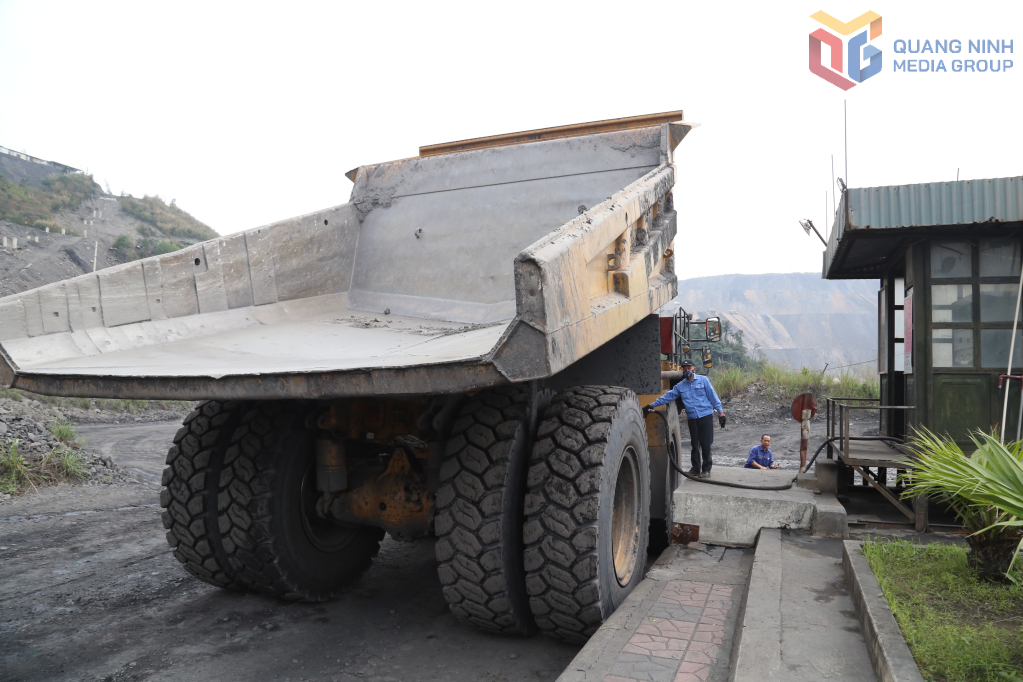 Xe &ocirc; t&ocirc; trọng tải lớn của C&ocirc;ng ty CP Than H&agrave; Tu bơm dầu, sẵn s&agrave;ng phục vụ c&ocirc;ng t&aacute;c vận chuyển đất đ&aacute;, than trong ca sản xuất
