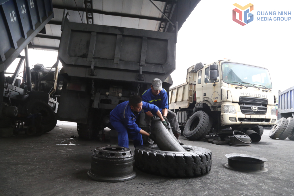 C&ocirc;ng nh&acirc;n Ph&acirc;n xưởng &Ocirc; t&ocirc; (C&ocirc;ng ty Than Mạo Kh&ecirc;) thực hiện bảo dưỡng, sửa chữa lốp v&agrave; thiết bị xe vận tải, bảo đảm phương tiện hoạt động an to&agrave;n, hiệu quả