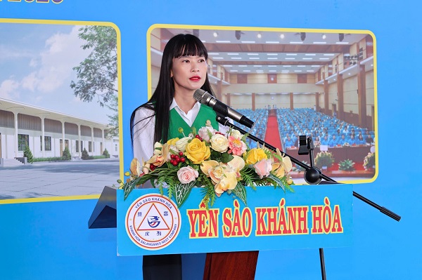 Bà Trịnh Thị Hồng Vân- Chủ tịch HĐTV Công ty Yến sào Khánh Hòa phát biểu trong Lễ khởi công Bà Trịnh Thị Hồng Vân- Chủ tịch HĐTV Công ty Yến sào Khánh Hòa phát biểu trong Lễ khởi công