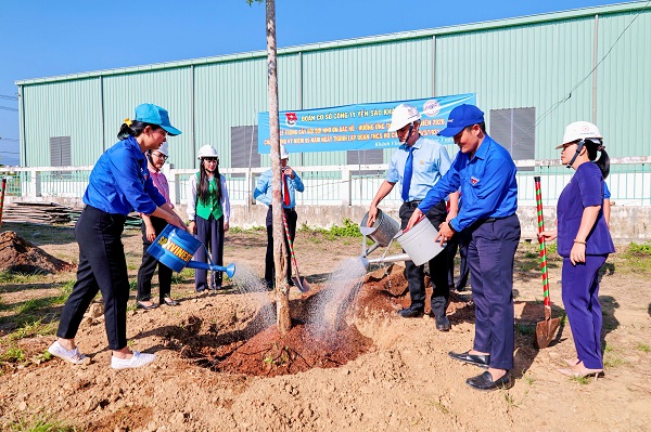 Đoàn viên thanh niên tham gia hưởng ứng Lễ phát động “Trồng cây đời đời nhớ ơn Chủ tịch Hồ Chí Minh” gắn với “Hành trình kết nối sức trẻ Yến sào Khánh Hòa”. Đoàn viên thanh niên tham gia hưởng ứng Lễ phát động “Trồng cây đời đời nhớ ơn Chủ tịch Hồ Chí Minh” gắn với “Hành trình kết nối sức trẻ Yến sào Khánh Hòa”.