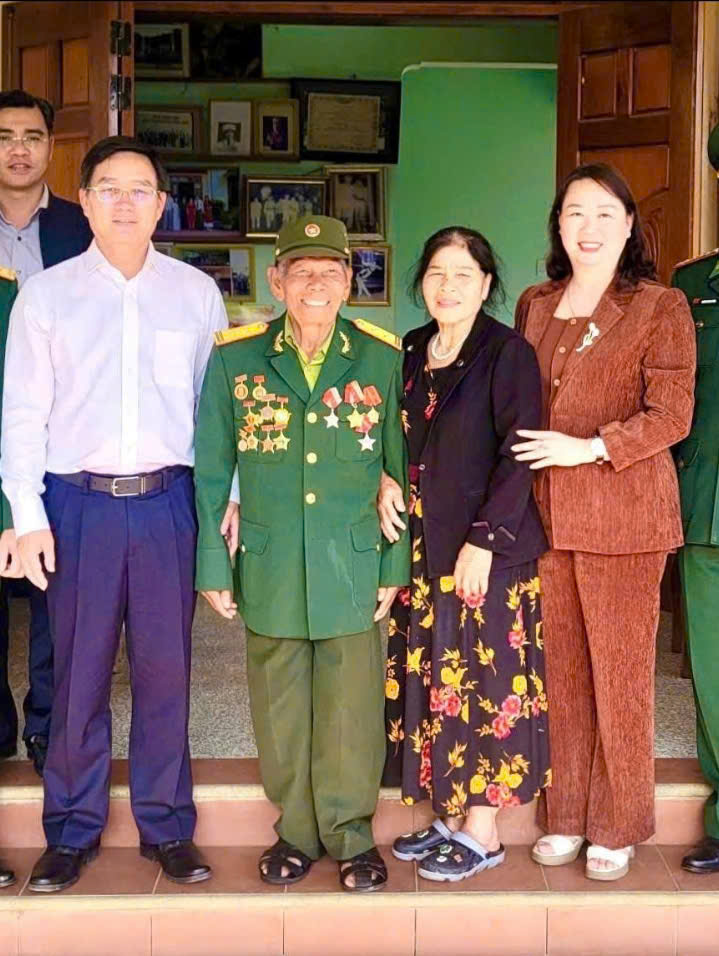 &Ocirc;ng Nguyễn Đ&igrave;nh Trung- B&iacute; thư Th&agrave;nh ủy Huế mới nhận c&ocirc;ng t&aacute;c đ&atilde; gh&eacute; thăm gia đ&igrave;nh người anh h&ugrave;ng