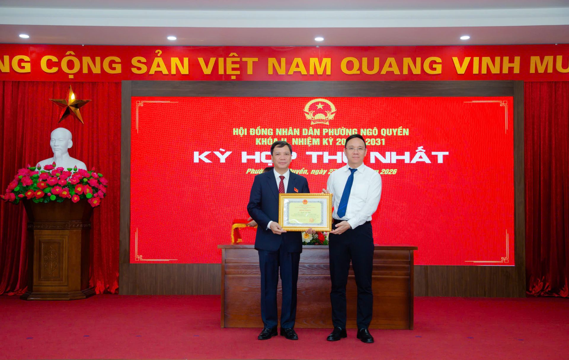 Đồng chí Đào Trọng Đức, Ủy viên Ban Thường vụ Thành ủy - Phó Chủ tịch Thường trực HĐND thành phố trao Bằng khen của Chủ tịch UBND thành phố cho đồng chí Nguyễn Quốc Thái, Phó Bí thư Đảng ủy - Chủ tịch UBND phường Ngô Quyền.vvvvvvvvvvvvvv Đồng chí Đào Trọng Đức, Ủy viên Ban Thường vụ Thành ủy - Phó Chủ tịch Thường trực HĐND thành phố trao Bằng khen của Chủ tịch UBND thành phố cho đồng chí Nguyễn Quốc Thái, Phó Bí thư Đảng ủy - Chủ tịch UBND phường Ngô Quyền.vvvvvvvvvvvvvv