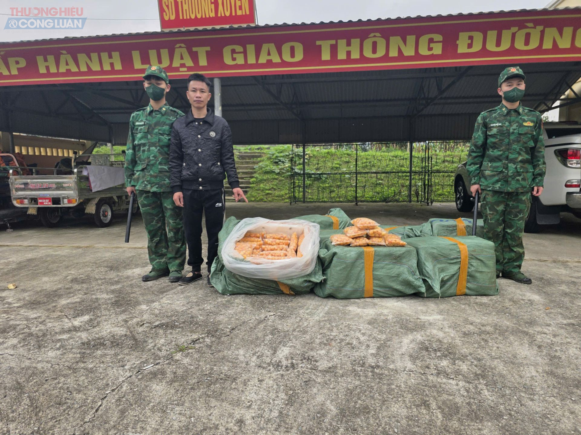 Theo chân lực lượng biên phòng chặn hàng lậu trên sông Ka Long