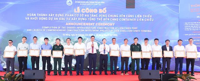 Lãnh đạo thành phố trao Bằng khen của Chủ tịch UBND thành phố cho các tập thể, cá nhân có thành tích trong triển khai thực hiện Dự án xây dựng Phần cơ sở hạ tầng dùng chung bến cảng Liên Chiểu. Lãnh đạo thành phố trao Bằng khen của Chủ tịch UBND thành phố cho các tập thể, cá nhân có thành tích trong triển khai thực hiện Dự án xây dựng Phần cơ sở hạ tầng dùng chung bến cảng Liên Chiểu.
