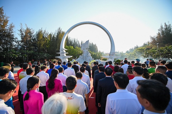 , Đại biểu, Vận đ&ocirc;ng vi&ecirc;n v&agrave; nh&acirc;n d&acirc;n tham dự d&acirc;ng hương tưởng nhớ 64 chiến sĩ Hải qu&acirc;n Nh&acirc;n d&acirc;n Việt Nam đ&atilde; anh dũng hy sinh tại Gạc Ma (Quần đảo Trường Sa - nay l&agrave; Đặc khu Trường Sa) trong cuộc chiến đấu bảo vệ chủ quyền biển đảo Tổ quốc c&aacute;ch đ&acirc;y 38 năm (14/3/1988- 14/3/2026).