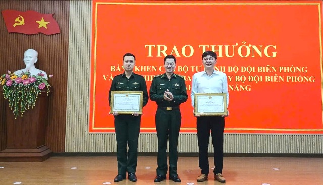 Đại tá Hoàng Văn Mẫn trao Bằng khen cho các tập thể, cá nhân có thành tích phong trào thi đua “Toàn dân tham gia bảo vệ chủ quyền lãnh thổ, an ninh biên giới quốc gia trong tình hình mới”. Đại tá Hoàng Văn Mẫn trao Bằng khen cho các tập thể, cá nhân có thành tích phong trào thi đua “Toàn dân tham gia bảo vệ chủ quyền lãnh thổ, an ninh biên giới quốc gia trong tình hình mới”.