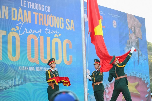 L&aacute; Quốc kỳ được k&eacute;o l&ecirc;n trong lễ thượng cờ