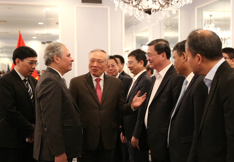 Phó Thủ tướng Thường trực Chính phủ Nguyễn Hòa Bình tiếp đoàn đại biểu bang Oregon do Thượng nghị sĩ Mark Meek dẫn đầu - Ảnh: VGP/Nguyễn Hoàng Phó Thủ tướng Thường trực Chính phủ Nguyễn Hòa Bình tiếp đoàn đại biểu bang Oregon do Thượng nghị sĩ Mark Meek dẫn đầu - Ảnh: VGP/Nguyễn Hoàng